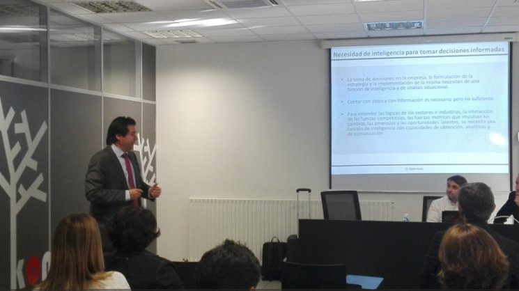 SCIPes's tweet photo. Con nuestros amigos de @Azarofundazioa,  @RubenArcosM hablando sobre la práctica de la #InteligenciaCompetititva en las empresas europeas. #Innovación #Estrategia #SCIP https://t.co/KwxoiznHEa