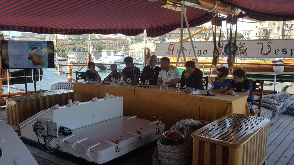 ItalianNavy's tweet image. La #MarinaMilitare alla #NaplesShippingWeek : questa mattina, a bordo di  #NaveVespucci è stato presentato il libro "Ho perso la zolla" frutto  del progetto "Le parole dell'incontro: tante lingue, mille linguaggi"  promosso dall'associazione @PhpOnlus