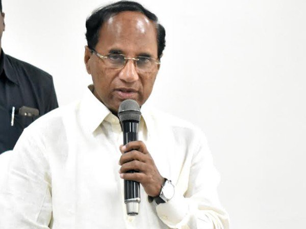 WebduniaTelugu's tweet image. 8 మంది సీఎంల మన్ననలు పొందిన అధికారి #SambasivaRao అని కొనియాడిన #KodelaSivaprasadaRao wd1.in/PIesbta