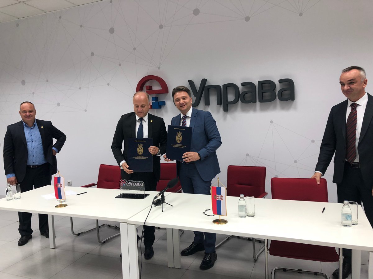 kancelarijaITE's tweet photo. Danas je smeštena oprema i rezervne baze podataka #CROSO , sa oko 5 miliona podataka osiguranih lica i osiguranika RS, u prostorije Državnog data centra, opremljenog po najvišim bezbednosnim i tehničkim standardima. https://t.co/KCLKJ59ht2 https://t.co/WuCCbFQl84