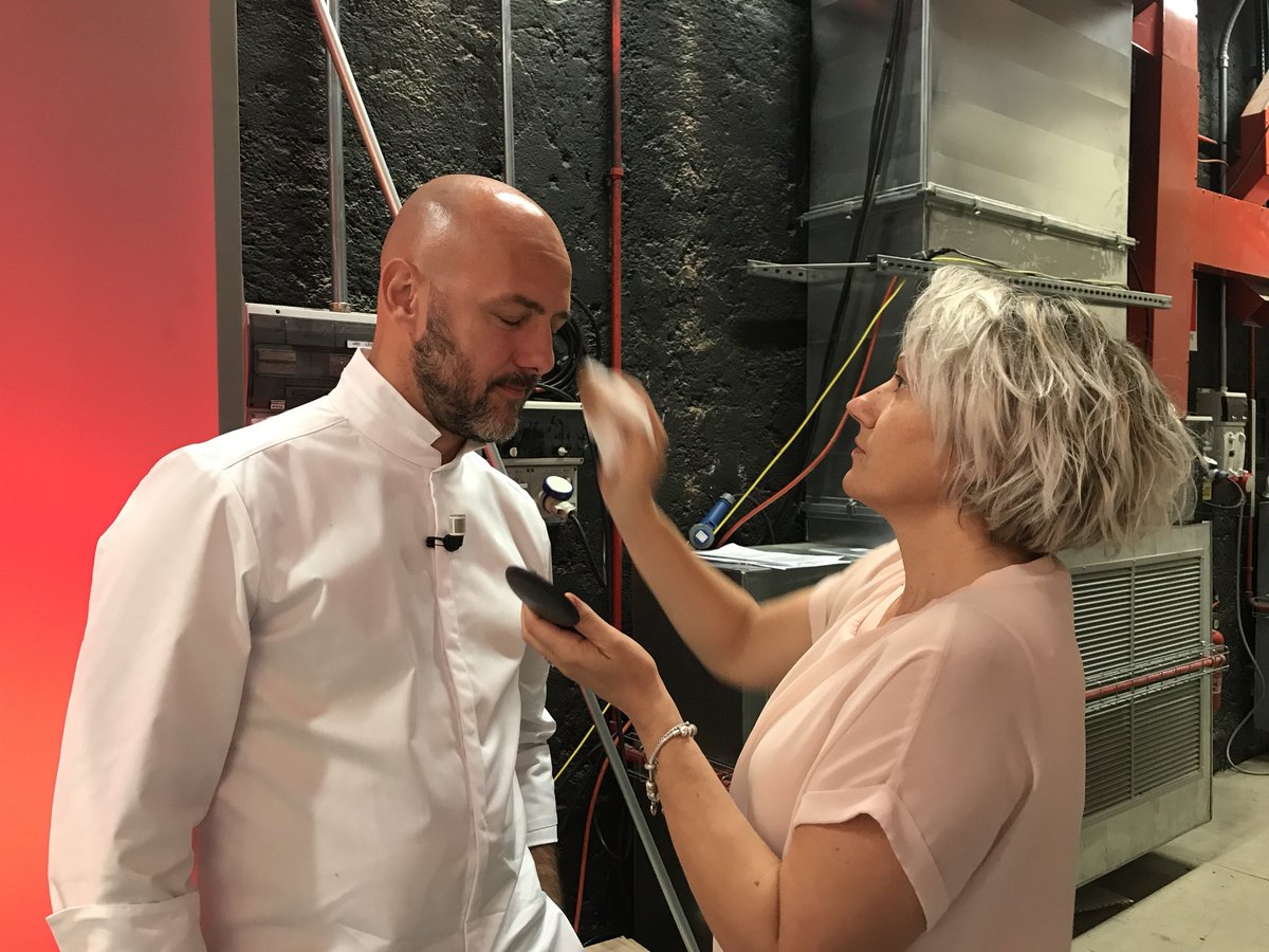 Il duro lavoro dello chef ! Ecco <a href="/leleusai/">leleusai</a> prima di andare in onda alla @Provadelcuoco : sarò in giuria con lui dalle 13:00