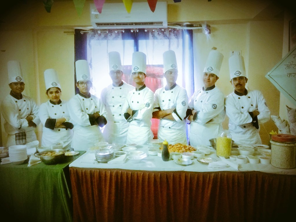 usuallyPREET's tweet photo. #minifoodfest
#iihmjaipur #iihm
#WorldTourismDay2018 
@IIHMHOTELSCHOOL @subornobose @Debasis53995128 @AADirIIHMDELHI @ajitfnb @kk13713 @chefrathoreiihm  @mohitiihmjaipur  @Abhishe67100142 https://t.co/1o07MzfdZY