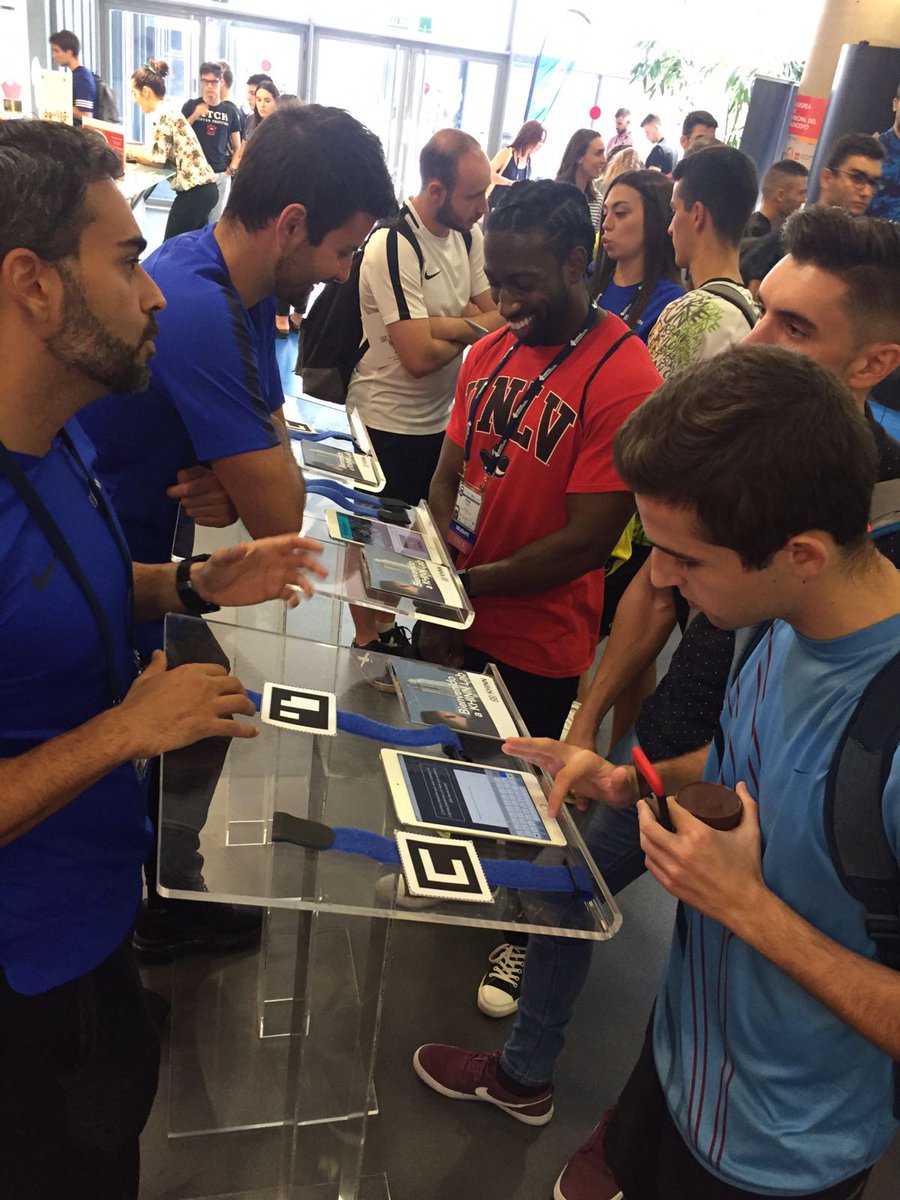 Khinn_app's tweet photo. Estudiantes de @DeporteUE, profesionales del #entrenamiento y la preparación física prueban nuestras app de evaluación del salto, rango de movimiento y velocidad de ejecución en el stand de #Khinn durante la #ICNSCA18 @Nsca2018 https://t.co/VrruPRdPPu