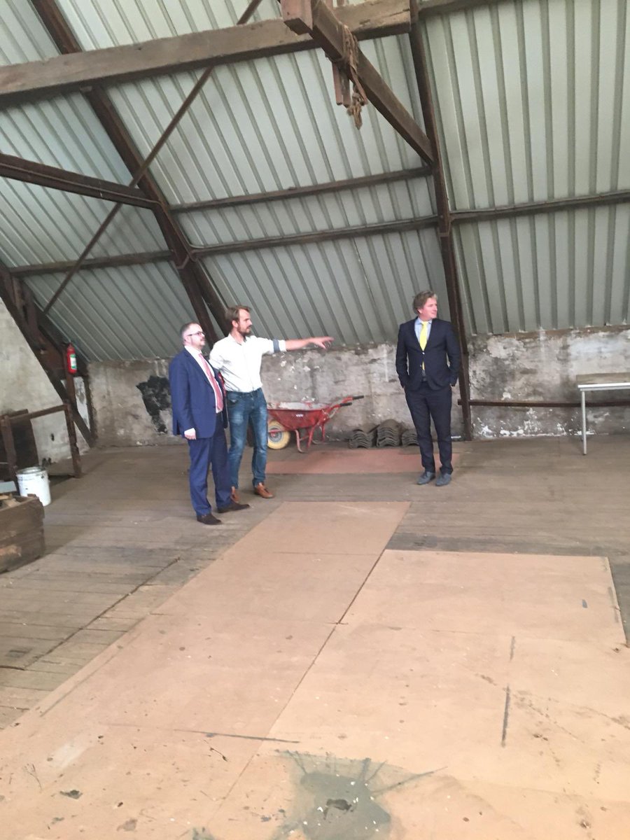 rogier_tetteroo's tweet photo. Echt top. @M_bunnik (bedrijven, economie) en ik (ruimtelijke ordening, werkgelegenheid) wilden dit met eigen ogen zien. Op de oude scheepswerf van Van Vlaardingen aan de Gouderaksedijk #Gouda gaat #Domera drijvende woningen bouwen👍🏻 en nog veel meer gaafs doen 💪🏻 @deGouda https://t.co/QL8pRTLy6X