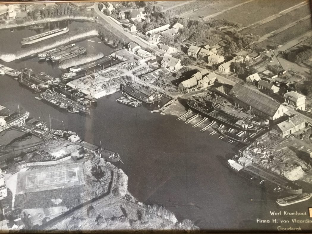 rogier_tetteroo's tweet photo. Echt top. @M_bunnik (bedrijven, economie) en ik (ruimtelijke ordening, werkgelegenheid) wilden dit met eigen ogen zien. Op de oude scheepswerf van Van Vlaardingen aan de Gouderaksedijk #Gouda gaat #Domera drijvende woningen bouwen👍🏻 en nog veel meer gaafs doen 💪🏻 @deGouda https://t.co/QL8pRTLy6X