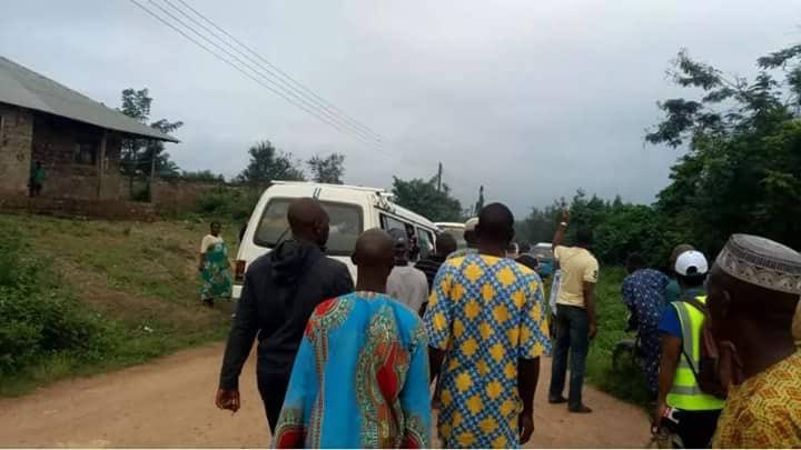 davido's tweet photo. This is Ward 8, unit 3, Kajola village in Orolu LGA. APC thugs have driven voters out of the polling area. No one can access the polling unit, as there is barricade everywhere. This is one the 3 Orolu Polling units. https://t.co/0zNbBFW2nE