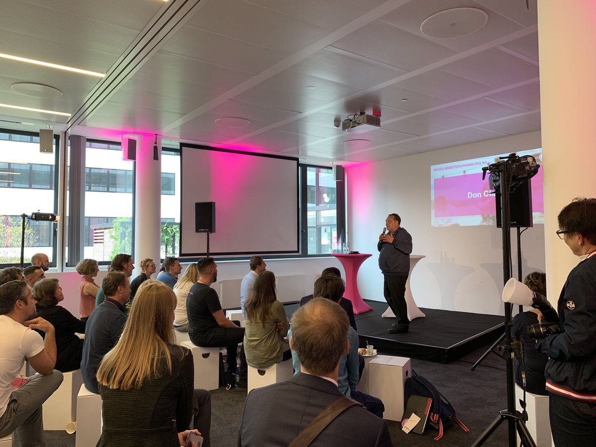 PhillipGoik's tweet photo. Überraschung auf dem #BarCamp in  #Hamburg ☺️💕👌 

#DonClarke 
Das #konzernhausHamburg lacht 😂 #newwork #neuesarbeiten #telekomwall @deutschetelekom @mschildknecht https://t.co/fNhAo00LIR