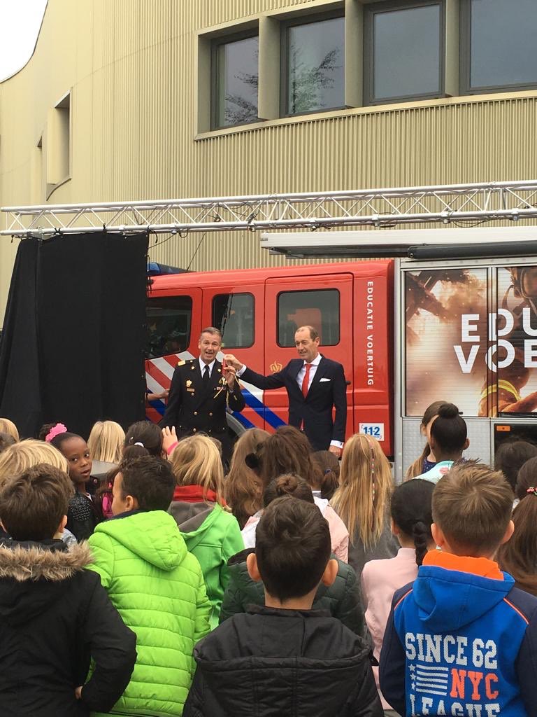 StephanWevers's tweet image. “Jong over veiligheid geleerd is oud gedaan” #educatievoertuig. Vanmorgen samen met @sanderschelberg in gebruik genomen. Dank aan de toppers van ons team Brandveilig Leven 👍