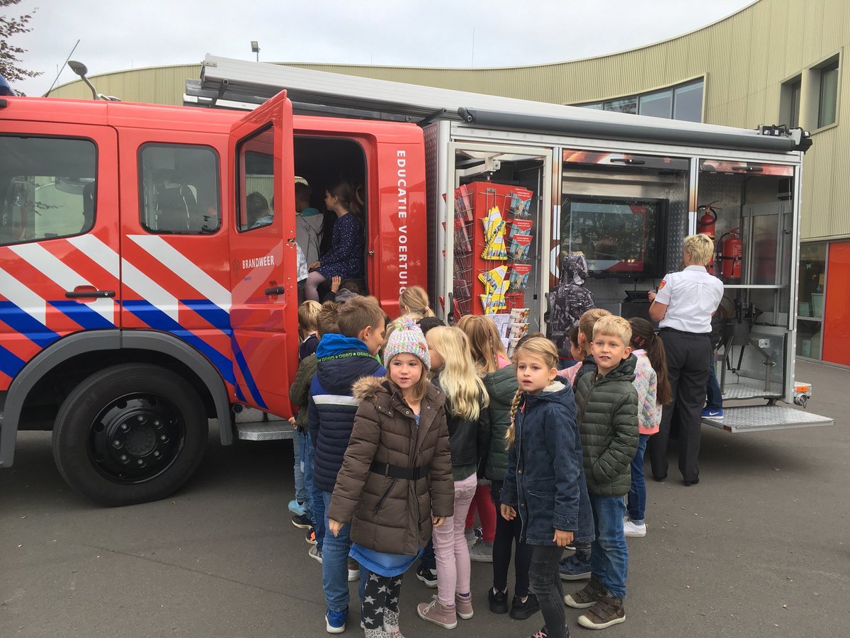 StephanWevers's tweet image. “Jong over veiligheid geleerd is oud gedaan” #educatievoertuig. Vanmorgen samen met @sanderschelberg in gebruik genomen. Dank aan de toppers van ons team Brandveilig Leven 👍