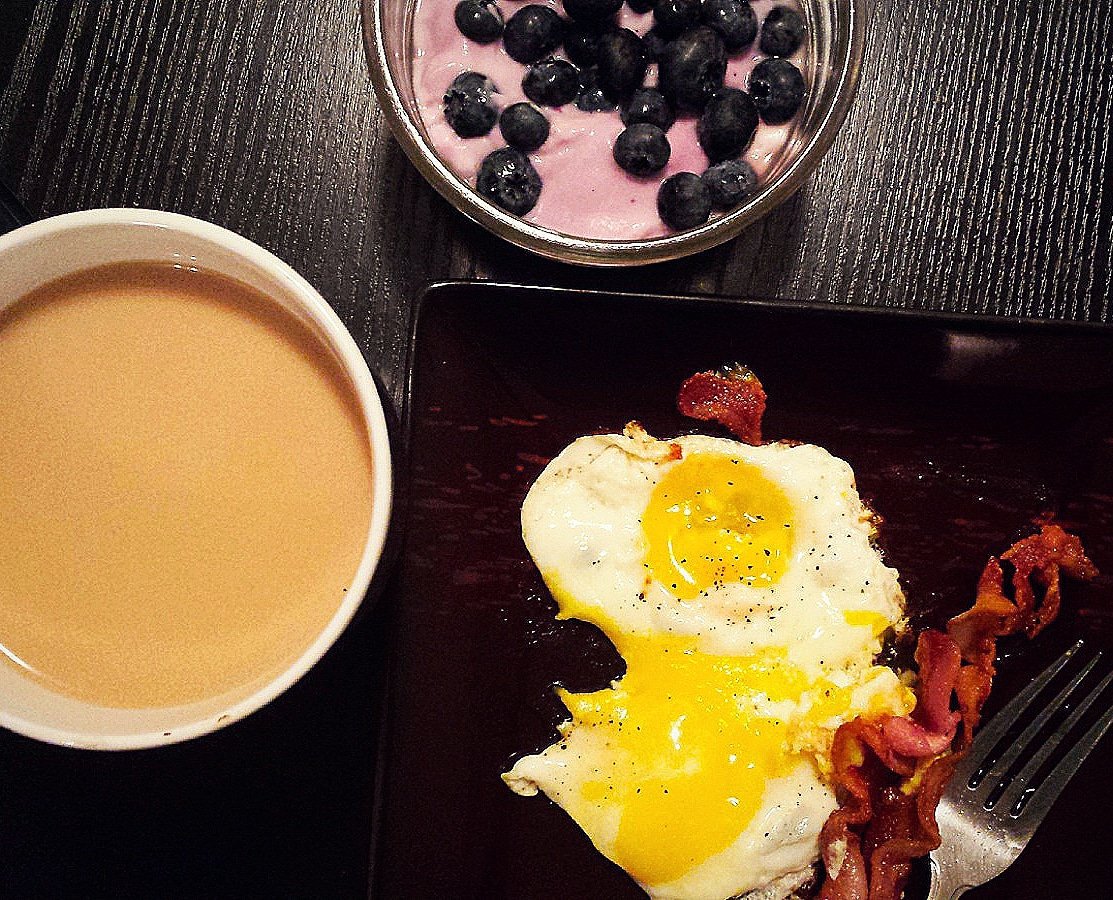ShortandSquishy's tweet photo. #breakfast #eggs #fruit #blueberies #yougurt #coffee #coffeelover https://t.co/ggNP0lmV6d