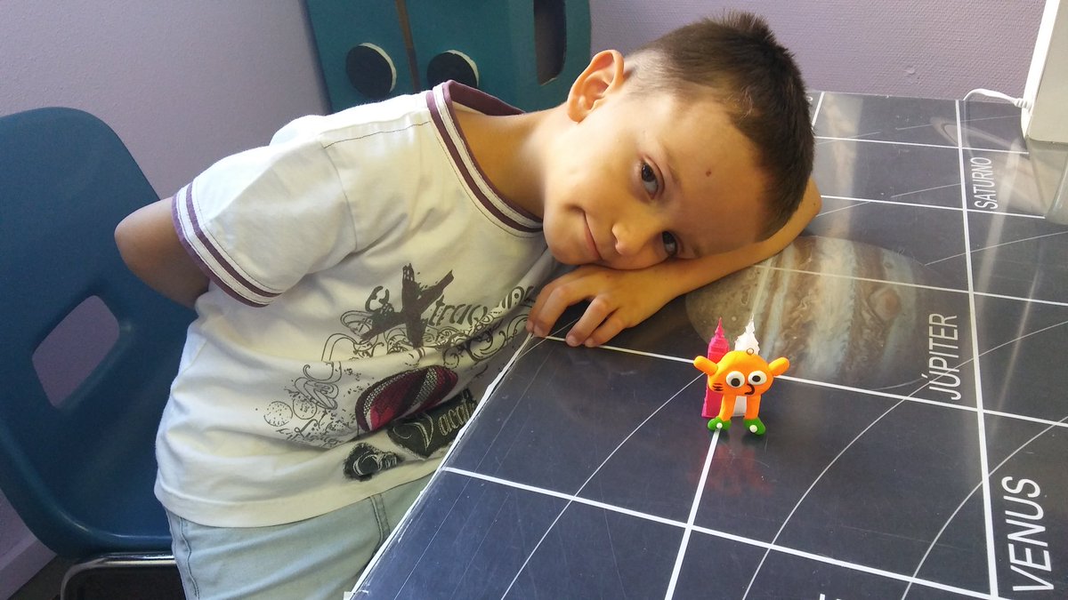 ahsaeddatsur's tweet photo. Mateo posa feliz con su llavero de #Darwing de la serie #Gumble. En #AHGetafe. https://t.co/q4gm9KKK4X