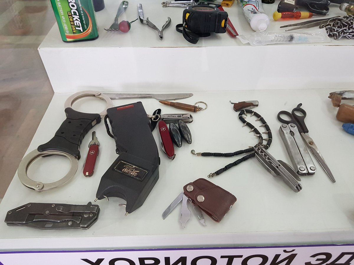 satso999's tweet photo. Онгоцонд авч явахыг хориглосон эд зүйлийн биет үзмэрт багтсан эдгээр зүйлсийг зорчигчдын тээшнээс олж хураасан гэхийн. Санаандгүйгээр тонгорог хайч аваад орцон байж болно.Би ч цаасны хутга хураалгаж явсан л толгой.Харин энэ гар буу, нунчаакийг ер ойлгосонгүй ккк. Хүнд гарууд юмаа https://t.co/8pCtgy6dwA