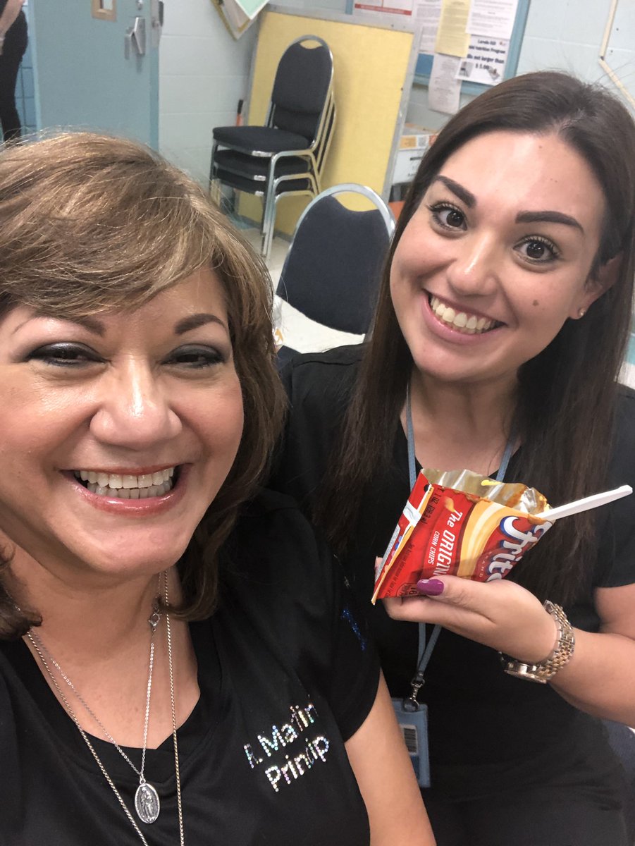 LISDSanchezOcho's tweet photo. Treating our teachers! #reportcardnight #fritopies #parentvolunteers https://t.co/xsp2vJTMaD