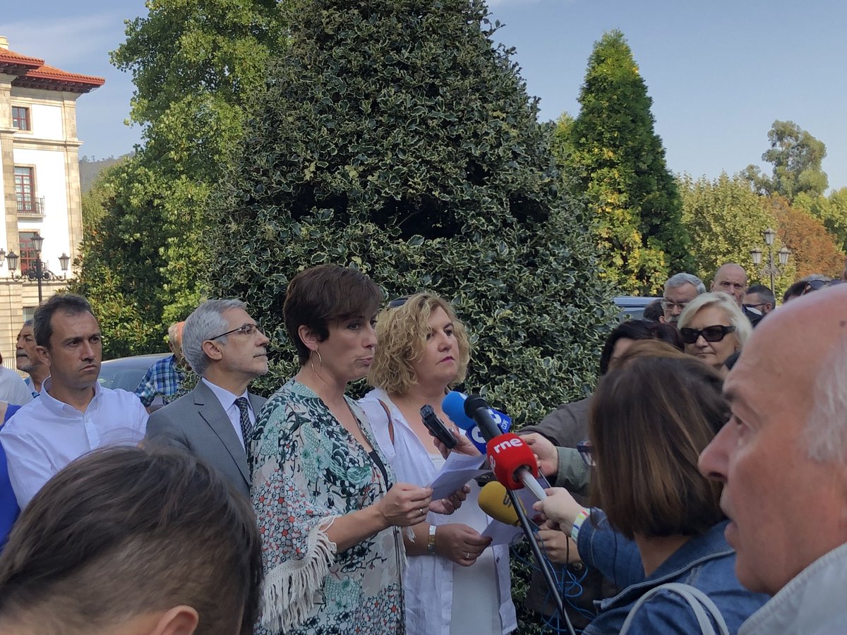jsllana's tweet photo. Nos concentramos frente a @DelGob_Asturias para denunciar las amenazas a los cargos públicos de @iuasturias y exigir diligencia en las investigaciones. No tenemos miedo y no vamos a mirar para otro lado. https://t.co/nWT50u9vn2