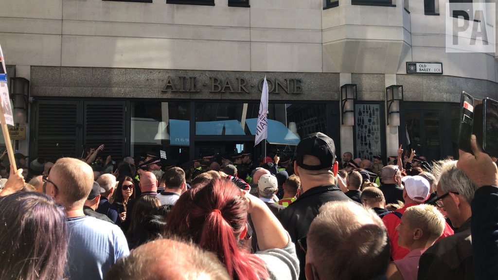 Henry_Vaughan's tweet photo. Robinson adjourns to the pub https://t.co/ZZIwQDoJKk