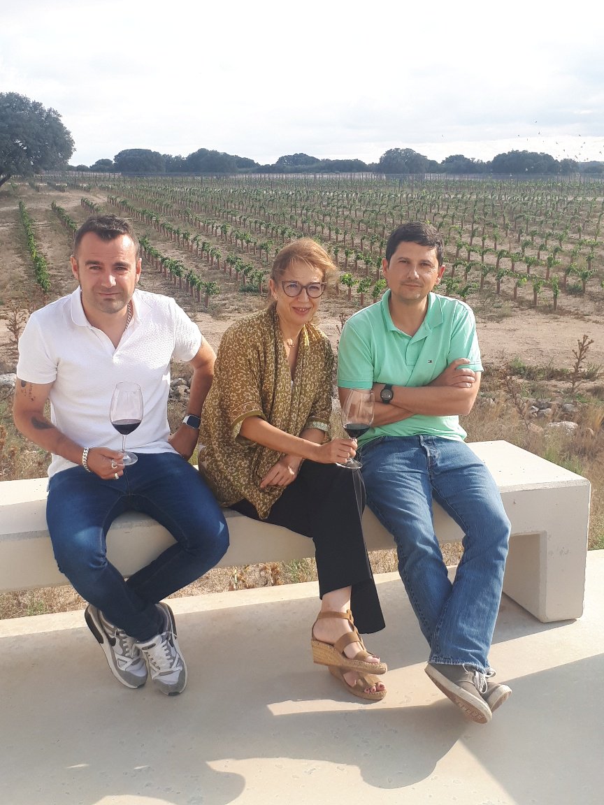 DehesaDeLuna's tweet photo. Nos gusta recibir a #profesionales y #periodistas del sector para que conozcan nuestros #viñedos @rcastillo1102 y #AlexCalvo @vinoseleccion ¡Muchas gracias por vuestra visita! https://t.co/4krDoO2lp2