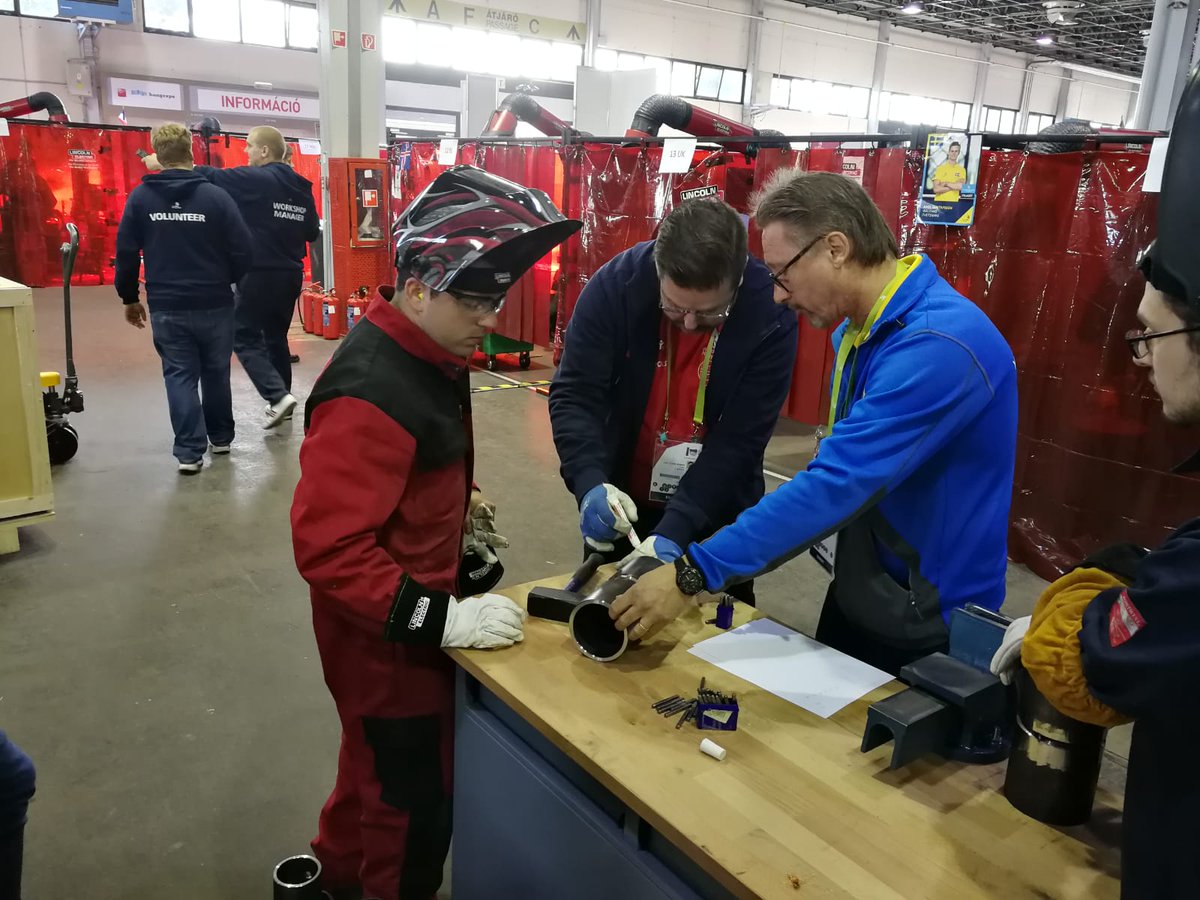fplarobla's tweet photo. Segundo día de competición. Hoy pieza de inoxidable y grande de acero. Siete horas de competición por delante. Altísimo nivel y muy buen ambiente, normal entre soldadores.
@EuroSkills_info @todofp @Descubrela_FP @todofp @educacyl https://t.co/LPhOfZ3q0k