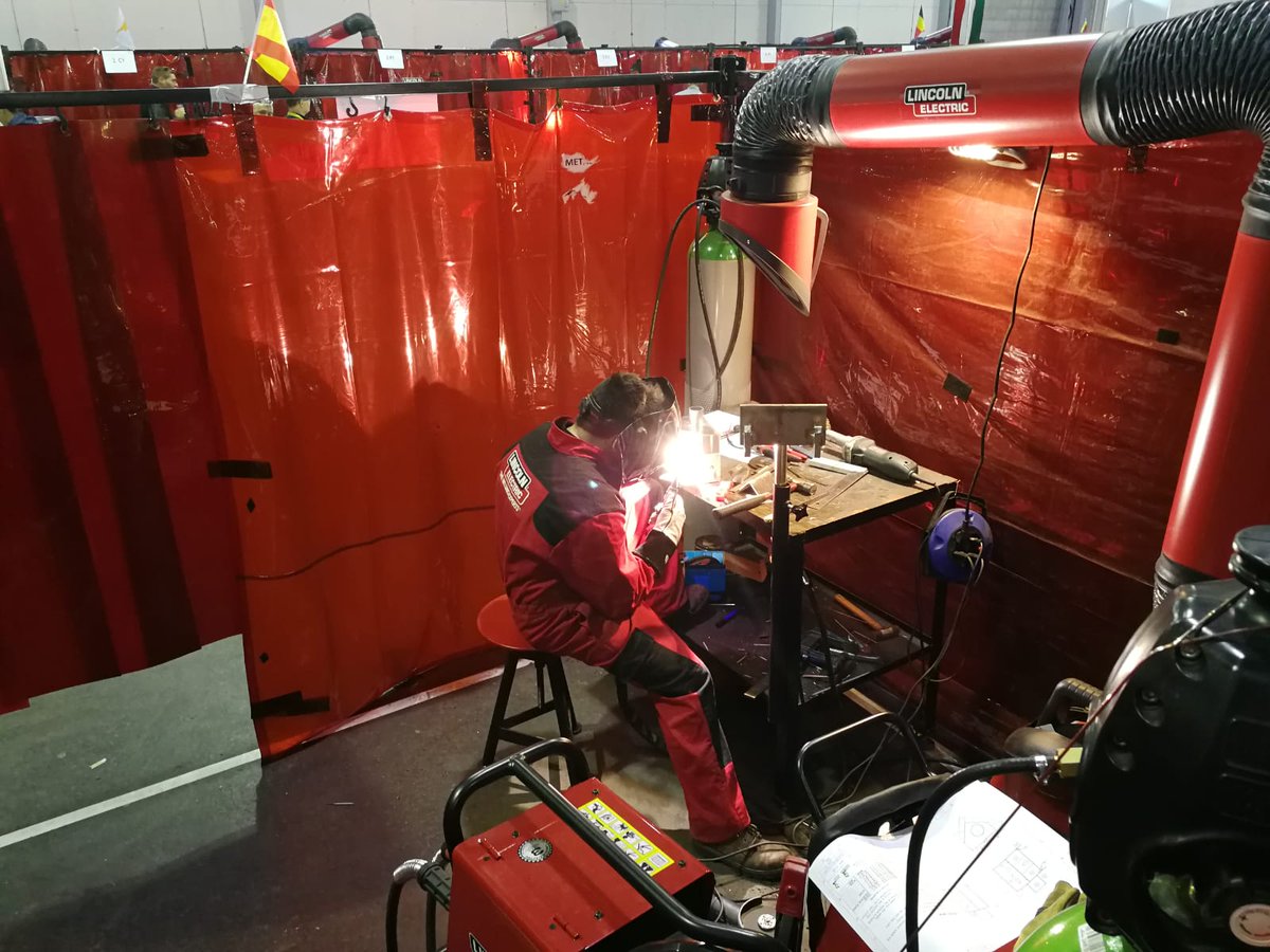 fplarobla's tweet photo. Segundo día de competición. Hoy pieza de inoxidable y grande de acero. Siete horas de competición por delante. Altísimo nivel y muy buen ambiente, normal entre soldadores.
@EuroSkills_info @todofp @Descubrela_FP @todofp @educacyl https://t.co/LPhOfZ3q0k