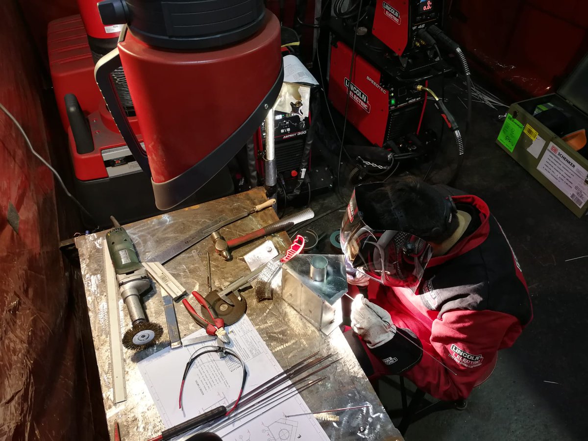 fplarobla's tweet photo. Segundo día de competición. Hoy pieza de inoxidable y grande de acero. Siete horas de competición por delante. Altísimo nivel y muy buen ambiente, normal entre soldadores.
@EuroSkills_info @todofp @Descubrela_FP @todofp @educacyl https://t.co/LPhOfZ3q0k