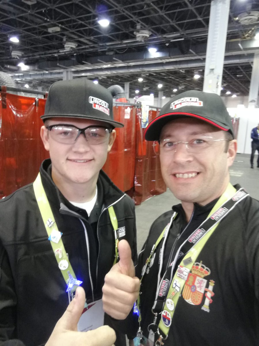 fplarobla's tweet photo. Segundo día de competición. Hoy pieza de inoxidable y grande de acero. Siete horas de competición por delante. Altísimo nivel y muy buen ambiente, normal entre soldadores.
@EuroSkills_info @todofp @Descubrela_FP @todofp @educacyl https://t.co/LPhOfZ3q0k
