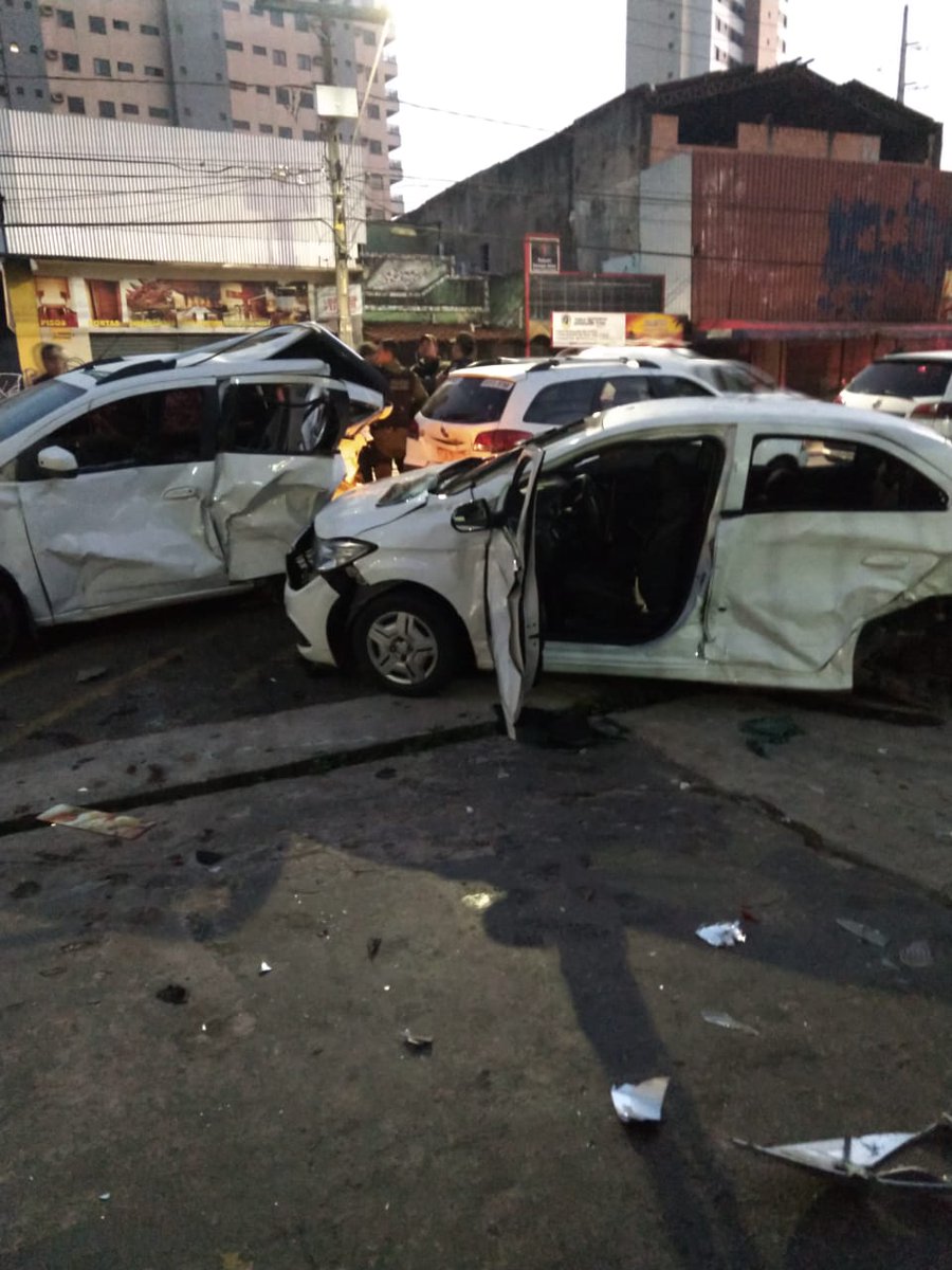 belemtransito's tweet photo. Gentil com Castelo hoje. Motorista possivelmente bêbado. Uma jovem de 19 foi atingida e infelizmente perdeu a vida. 😥 NÃO DIRIJAM APÓS BEBER! Se você SABE que vai beber, programe-se ANTES pra voltar de táxi, aplicativo de mobilidade ou de carona com alguém sóbrio. https://t.co/wx97AMissN