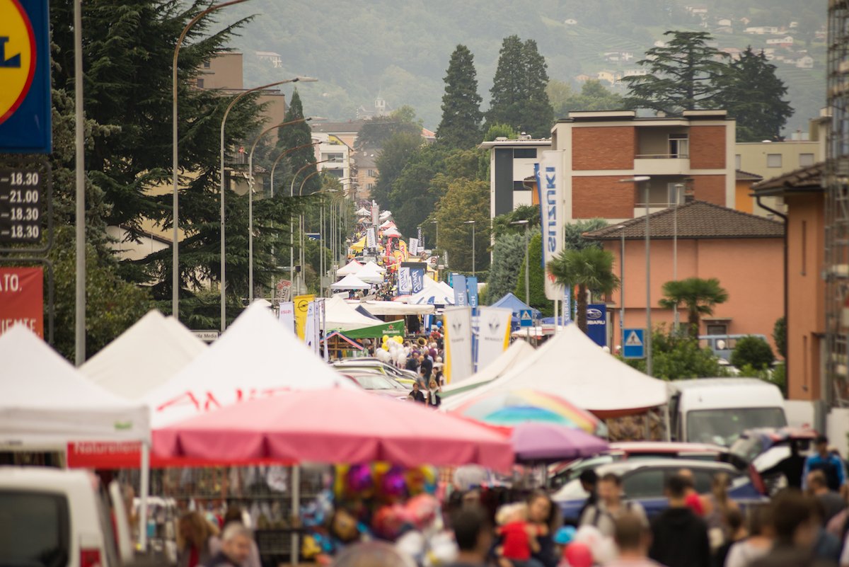 Oltre 2 km di mercato a cielo aperto, 300 espositori e tante, tantissime persone per la decima edizione di Strada in Festa, la manifestazione sostenuta da #BancaStato e nata per offrire a tutti la possibilità di conoscere l'attività di società e aziende #ticinesi.