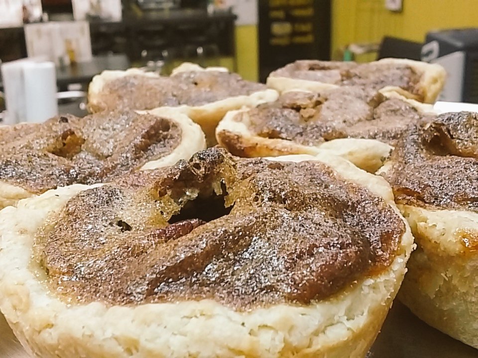 Eeeee!  So cute!  Mini pecan pies.  Buttery crust, nutty filling. #funsize  #minipiesww