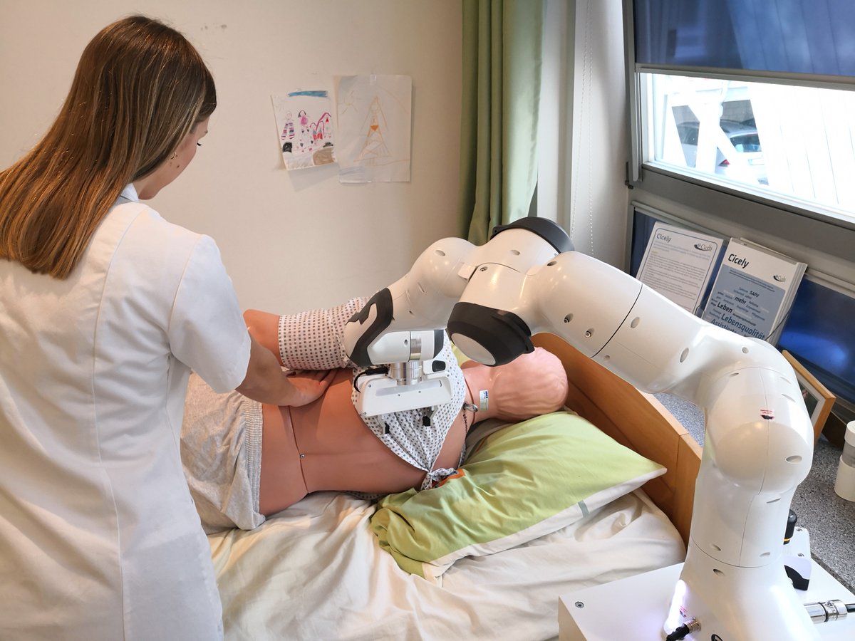 Zentrum Fur Qualitat In Der Pflege No Twitter Zqp Heute Im Pflegeinnovationszentrum Oldenburg Roboterarm Panda Soll In Der Hauslichen Pflege Bei Lagerung Stabilisierung Oder Mobilisierung Unterstutzen T Co Valax398em