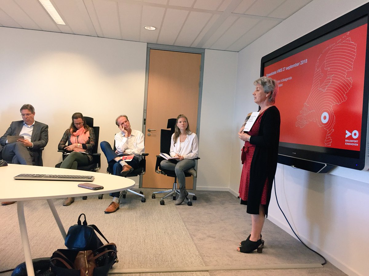 SLZorgInnovatie's tweet photo. Vandaag gaan vertegenwoordigers uit het health innovatie netwerk @Brainport_ehv in gesprek met @MinVWS tijdens speciale speeddates.Voor de 6 programmalijnen in Brainport Gezond&amp;Vitaal (Brainport Nationale Actieagenda) verkennen we waar rijk en regio elkaar kunnen versterken https://t.co/BOIhBto2Bi