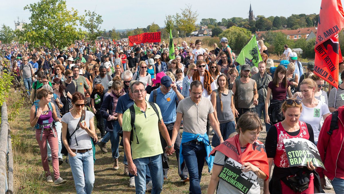 HambiBleibt's tweet photo. JETZT ERST RECHT! Heute 17 Uhr Demo Bahnhof Buir.
Seit zwei Wochen tobt der Jahrhunderteinsatz der Polizei im #HambacherForst. Zehntausende haben sich diesem Wahnsinn  entgegengestellt. Lasst uns heute Stärke und Solidarität zeigen, traurig und wütend sein. #hambibleibt! https://t.co/kHkgKax20n