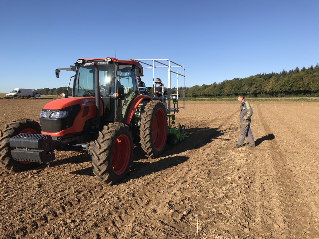 Reynald_Linea's tweet photo. Semis plateforme de sélection de lignées de lin fibre d hiver sous un beau soleil ce jour au sud Picardie. Veiller à garder l humidité ! Prochain semis de sélection Linea semences en nouvelle Zélande dans quelques jours ! #lineasemences #selectionpassion https://t.co/xjEsY3QY1e