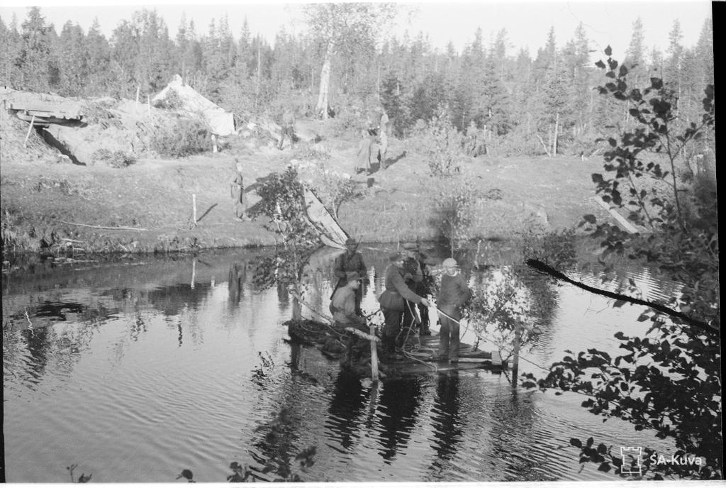 FinnaBot's tweet image. Pioneerien lossi välittää liikennettä Kuismajoella. Sotamuseo, SA-kuva-arkisto finna.fi/Record/sa-kuva… #Kuisma