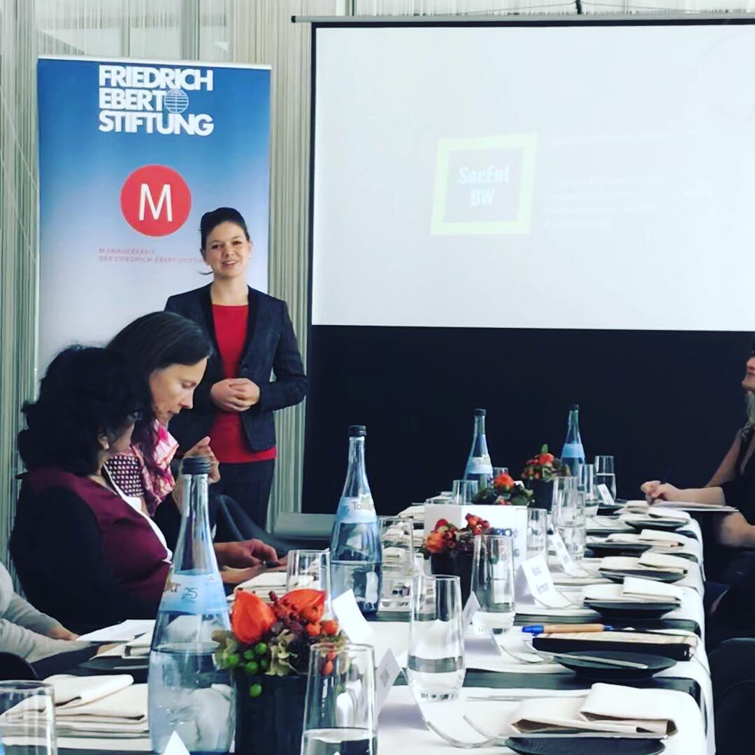 SocEntBW's tweet photo. #SocEntBW beim Business Lunch für Frauen der Friedrich-Ebert-Stiftung im Landtag. Unsere Vorständin Marika Bernhard spannt den Bogen zwischen der Start-Up Szene und Social Entrepreneurship!
#frauenpower #SocEnt #socialstartup #friedrichebertstiftung #collectiveimpact #sponsort https://t.co/OrRMhzmWuq