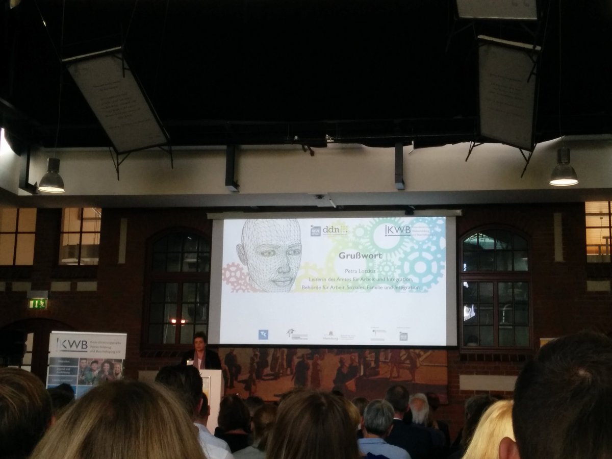 sandrabrauer_HH's tweet photo. #digitalesarbeitsverhältnis - wie wollen wir dies zukünftig gestalten? | Mein erster Gedanke zum Vortrag von @PLotzkat von der #basfi "vielleicht gibt es keine eindeutige allgemeingültige Definition dafür" | #Digitalisierung #arbeiten40 #pw3d @ddnHamburg https://t.co/A6IuLY98HS