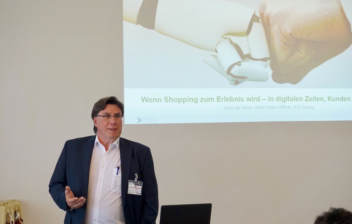 innoretail's tweet photo. José da Silva (ICS Group) macht Shopping zum digitalen Erlebnis für Händler und Kunden. #ITH2018 https://t.co/SV8l4P8gRG https://t.co/kFMiLSsVMC