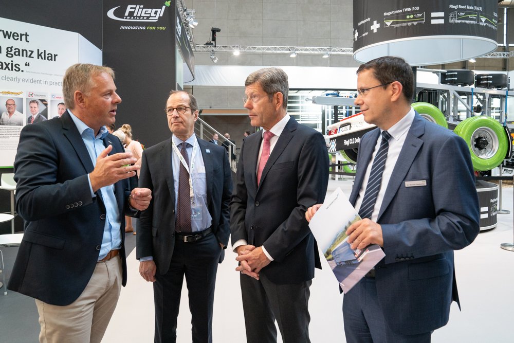 VDA_online's tweet photo. Die #iaa18 geht heute leider zu Ende, die beeindruckenden Impressionen aber bleiben! Ob im #nmw18 FORUM, bei Fachveranstaltungen oder Pressekonferenzen, die #iaanfz zeigte in diesem Jahr wieder die gesamte Bandbreite der Nutzfahrzeugindustrie! Mehr: https://t.co/wMWM27PvNm https://t.co/f687jU2t0y