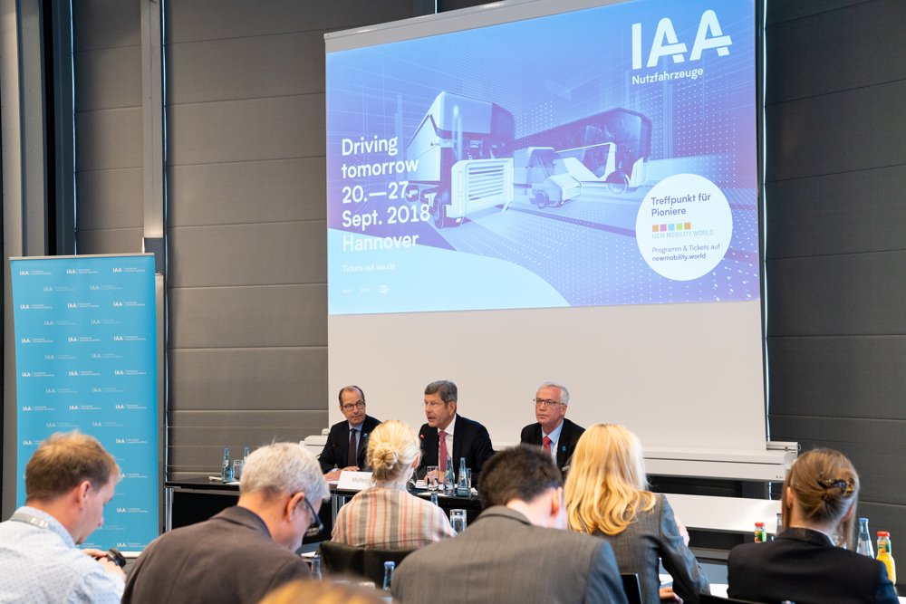 VDA_online's tweet photo. Die #iaa18 geht heute leider zu Ende, die beeindruckenden Impressionen aber bleiben! Ob im #nmw18 FORUM, bei Fachveranstaltungen oder Pressekonferenzen, die #iaanfz zeigte in diesem Jahr wieder die gesamte Bandbreite der Nutzfahrzeugindustrie! Mehr: https://t.co/wMWM27PvNm https://t.co/f687jU2t0y