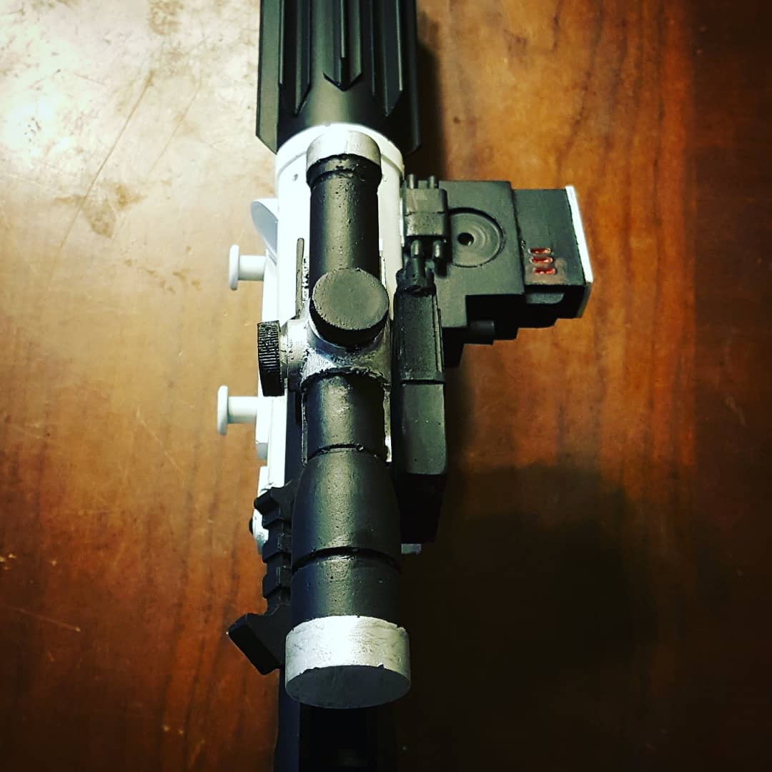 darthcleavage's tweet photo. I take on a few projects for charitable events every year and this F-11D was one such item. @diamondstateprops makes amazing pieces!
#starwars #thefirstorder #blaster #pewpewpew #firstordertrooper #f11d #resin #paint #prop #costume #cosplay #charity #giving https://t.co/j3R3wh4v27