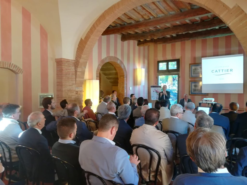 DalleVigne's tweet photo. È Villa Da Vinci a Casale di Valle ad ospitare la riunione della forza vendite dalleVigne. Durante la mattina sono state presentate molte novità, dal nuovo responsabile della distribuzione a due cantine che si inseriscono nel nostro catalogo.
#dalleVigne il valore del #vino https://t.co/zr4KyCCRY7