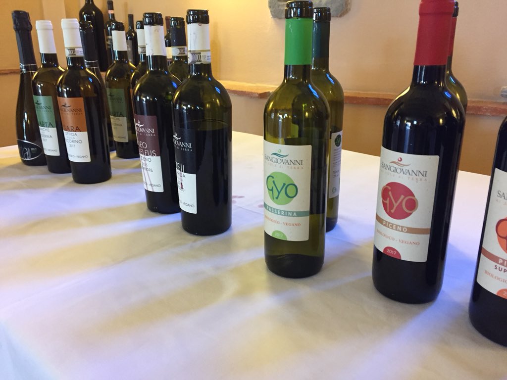 DalleVigne's tweet photo. È Villa Da Vinci a Casale di Valle ad ospitare la riunione della forza vendite dalleVigne. Durante la mattina sono state presentate molte novità, dal nuovo responsabile della distribuzione a due cantine che si inseriscono nel nostro catalogo.
#dalleVigne il valore del #vino https://t.co/zr4KyCCRY7