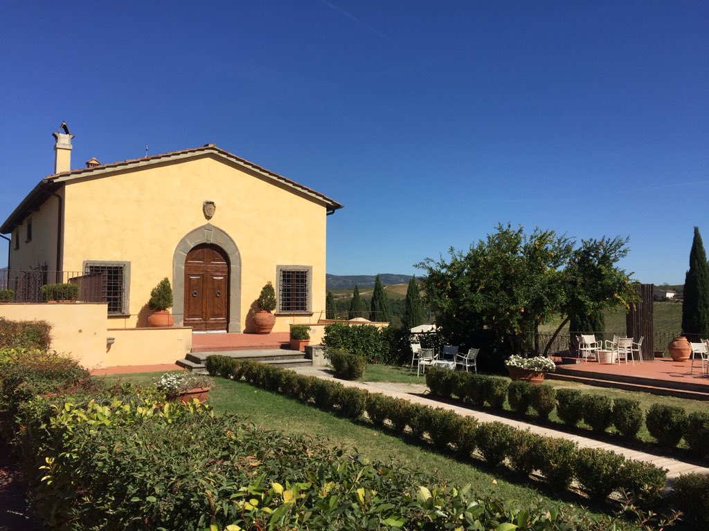 DalleVigne's tweet photo. È Villa Da Vinci a Casale di Valle ad ospitare la riunione della forza vendite dalleVigne. Durante la mattina sono state presentate molte novità, dal nuovo responsabile della distribuzione a due cantine che si inseriscono nel nostro catalogo.
#dalleVigne il valore del #vino https://t.co/zr4KyCCRY7