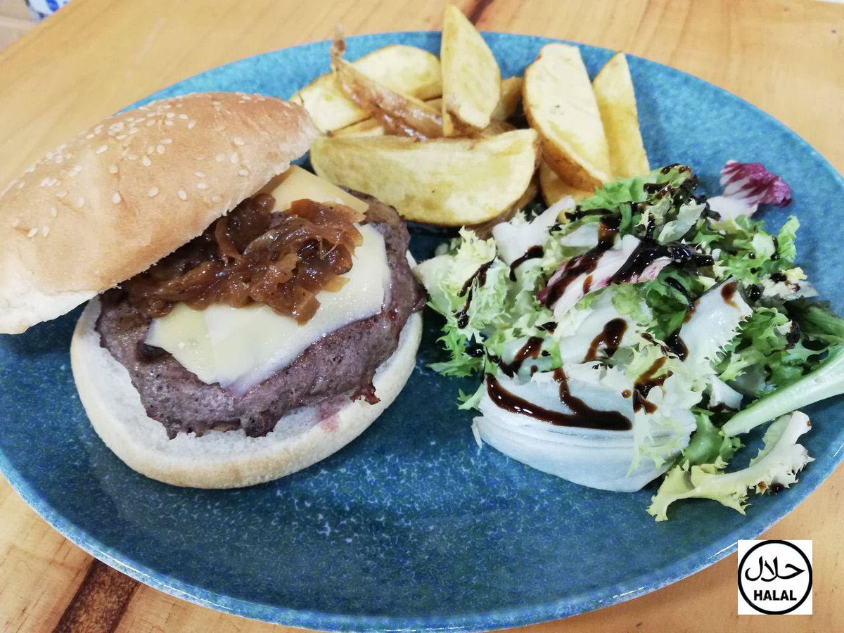ArteyTapas's tweet photo. A finales del S. XIX, principios del S. XX, en Hamburgo empiezan ha hacer un filete de carne picada entre dos rebanadas de pan... si la receta original la hacemos con caner "premium" y le ponemos queso Gouda y cebolla caramelizada, tendremos nuestra perfecta Hamburguesa de Angus https://t.co/8tUQyMMPTg