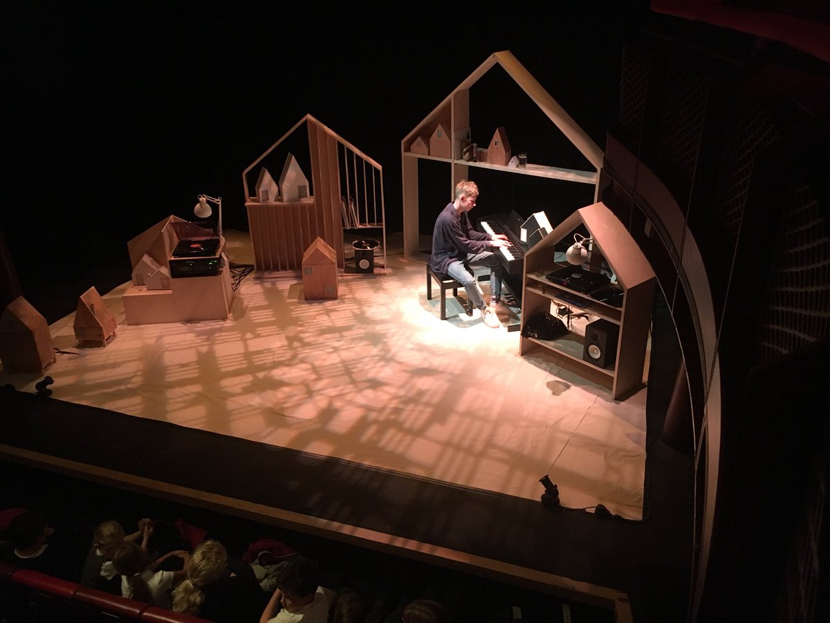 PenAHay's tweet photo. The wondrous genius @tobythompson__ the best show in the world ‘I wish I was a mountain’ #iwiwam @theeggbath beautifully aligned with @forestimaginatn @schwithoutwalls @5x5x5create @houseimaginatn @tedxbath2018 https://t.co/o2MhoDyjZI