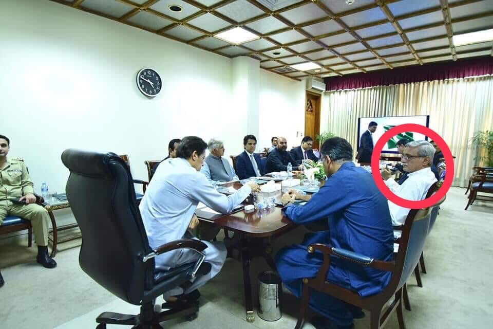 mujtabapitafi's tweet photo. کیا یہ توہین عدالت نہیں کہ ایک officailly نا اہل شخص وزیراعظم کہ ساتھ اہم کیبینیٹ میٹنگ میں بیٹھا ہوا ھے کیا یہ کھلی چھوٹ نہیں ہے @Khaskhel_Aijaz @BakhtawarBZ @MediaCellPPP https://t.co/DepCd8Yfhm