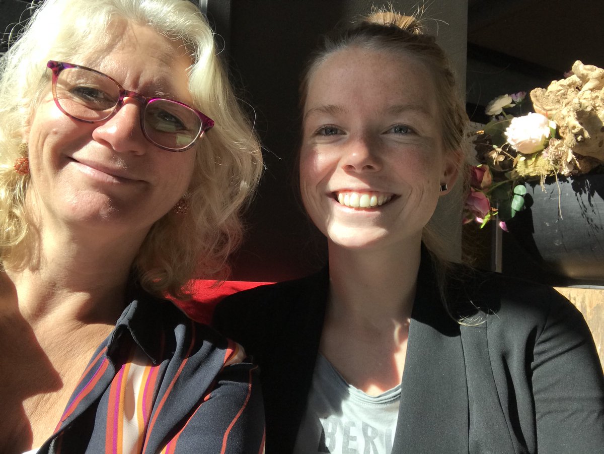 Een warme overdracht: de #communicatie rondom ons evenement komt in andere handen. <a href="/Santjoew/">Sanne van Aken-Mulder</a> super bedankt voor je enthousiasme en betrokkenheid! <a href="/IngevdBorght/">Inge Van der Borght</a> heel veel succes en plezier bij ons.