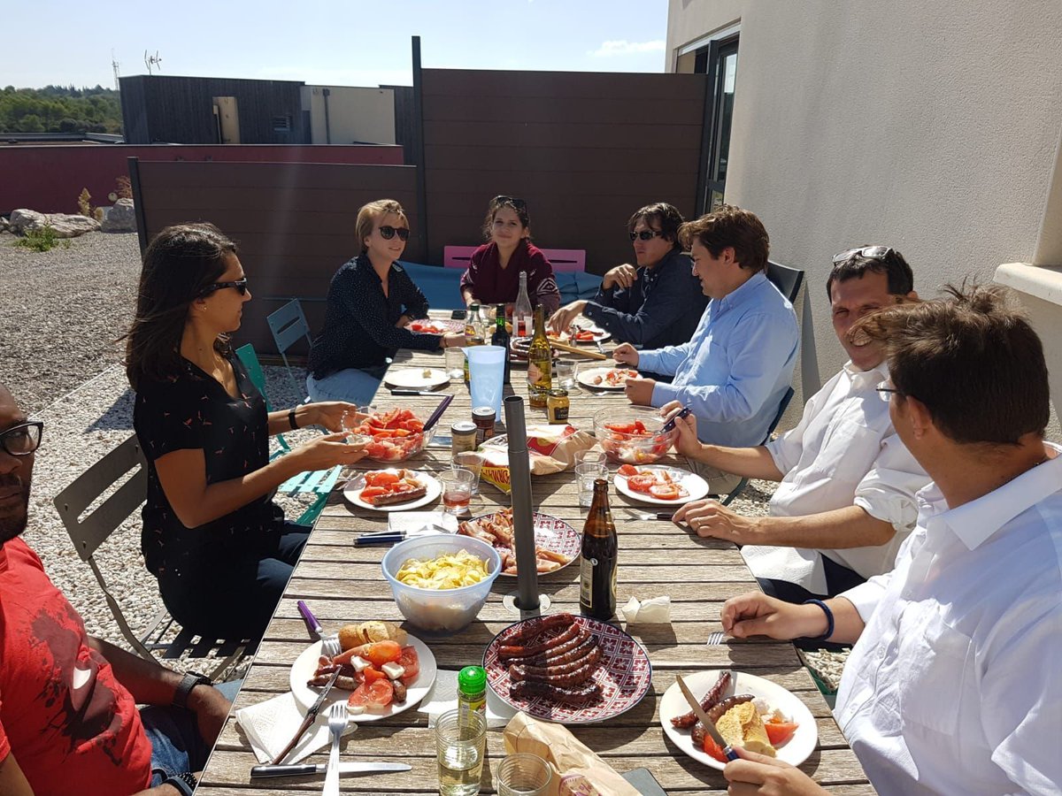 agencepublika's tweet photo. [Team déjeuner] Après le succès de notre 2ème session digitale - 2018 secondes - sur le SEO local, quoi de mieux que de fêter ça autour d'un barbecue...sous le soleil 🌞🍽️ 
#PublikAgency #PublikaTeam #2018secondes https://t.co/PhNakaNkse