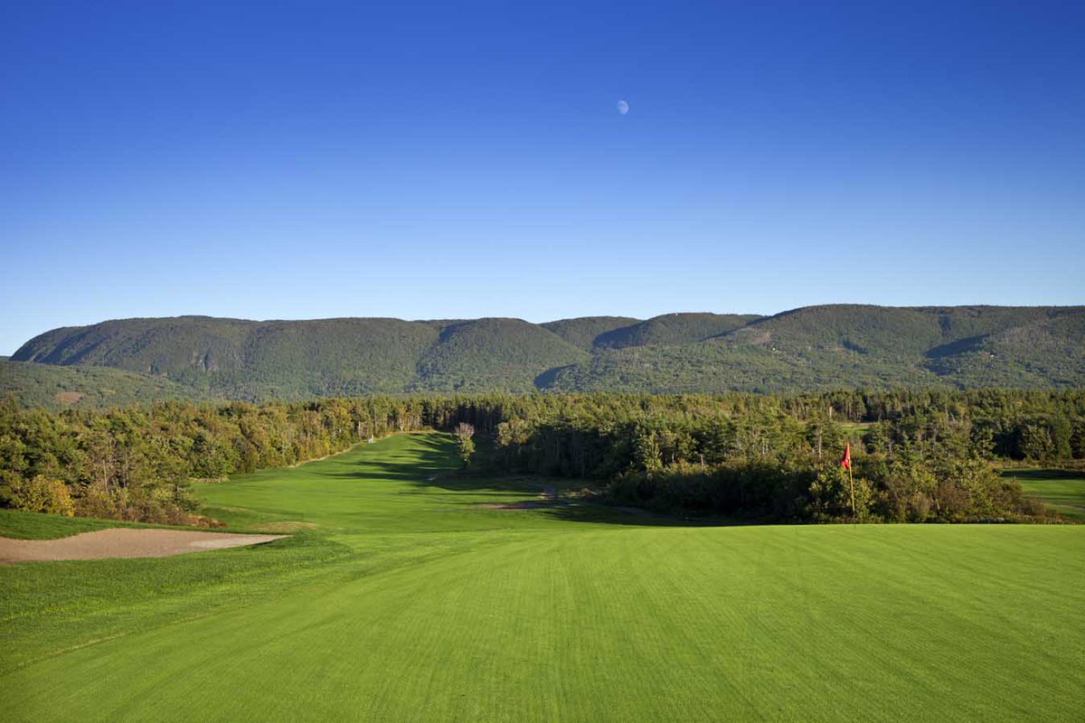 The long par-5 18th at Le Portage is the perfect way to close out a round of golf! Take a minute to look back from the green and take in the wonder of the Highlands.
⛳ Le Portage #18
--
#GolfCB