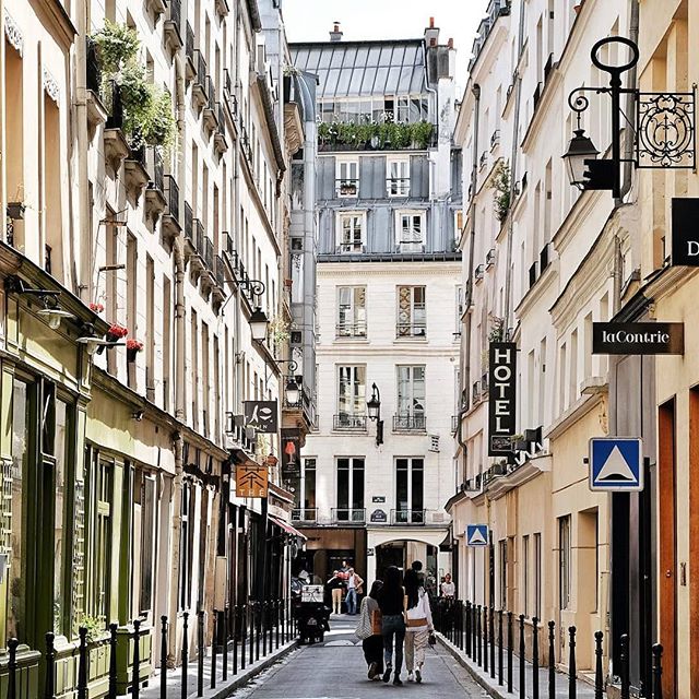 ParisJeTaime's tweet photo. The lovely rue de la Sourdière located in the 1st arrondissement is proof that nothing beats the Parisian charm! So pretty 😍

Wonderful picture @matthgparis #Parisjetaime #JeudiPhoto #Paris #visitParis #picoftheday #France #parisianlife #exploreParis 📷: https://t.co/DOQ2QWQ6Eu https://t.co/IHNIA5kIkv