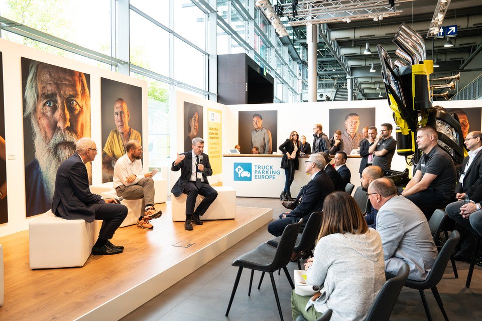 VDA_online's tweet photo. Die #iaa18 geht heute leider zu Ende, die beeindruckenden Impressionen aber bleiben! Ob im #nmw18 FORUM, bei Fachveranstaltungen oder Pressekonferenzen, die #iaanfz zeigte in diesem Jahr wieder die gesamte Bandbreite der Nutzfahrzeugindustrie! Mehr: https://t.co/wMWM27PvNm https://t.co/f687jU2t0y