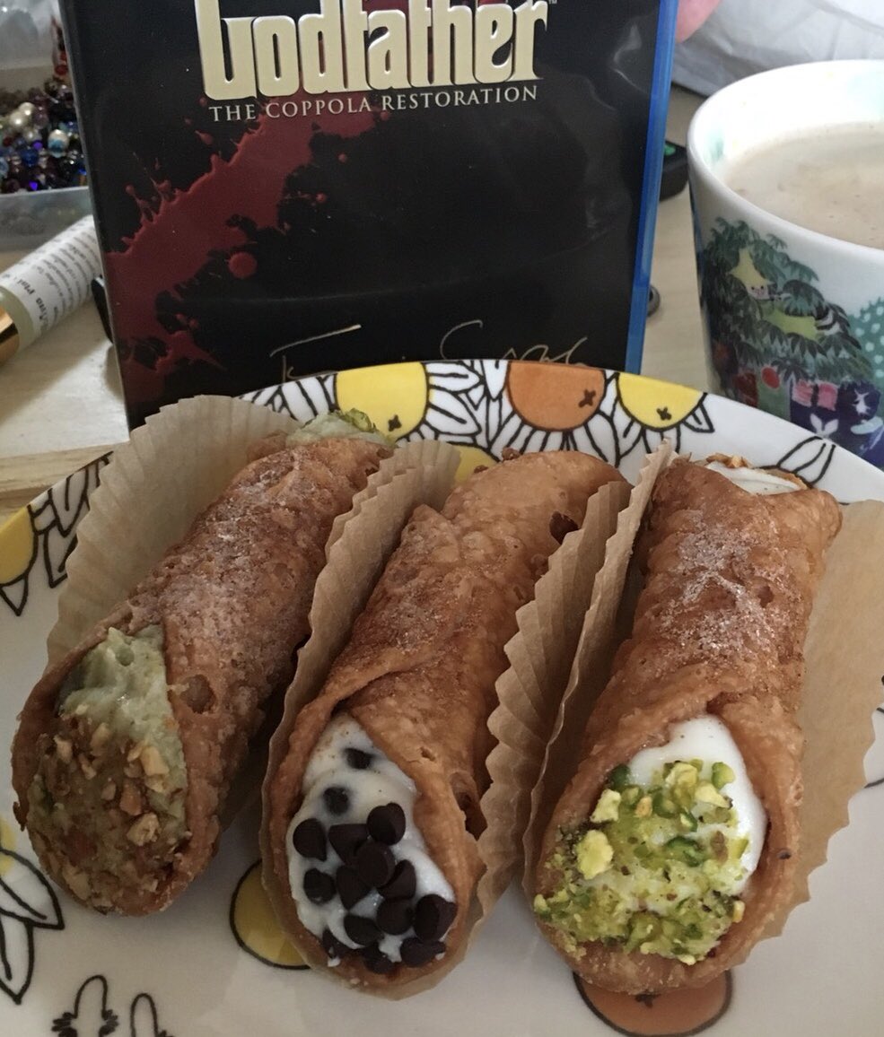 片山ユキヲ ゴッドファーザー おなじみシチリアの菓子カンノーリ カンノーロ を食す 同作で肥満体の殺し屋クレメンザが人殺しの仕事中に奥さんのために買い ゴッドファーザーパート3 でe ウォラックが毒を盛られたヤツ 甘い